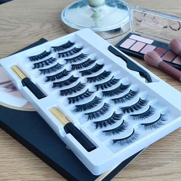 Lola - 12 pairs magnetic eyelashes with eyeliner