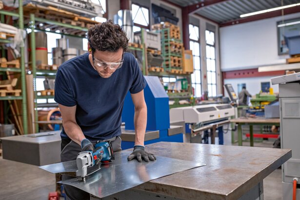 New Genuine Bosch 0601926300 GSC 18V-16 E Professional Cordless Metal Shear