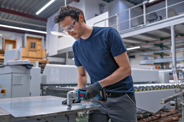 New Genuine Bosch 0601926300 GSC 18V-16 E Professional Cordless Metal Shear