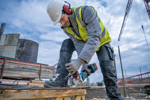 New Genuine Bosch 06019H6B00 GWS 18V-15 PSC Professional Cordless Angle Grinder