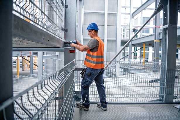 New Genuine Bosch 06019J8001 GDS 18V-1000 C Professional Cordless Impact Wrench