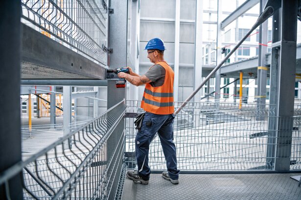 New Genuine Bosch 06019J8502 GDS 18V-1050 H Professional Cordless Impact Wrench