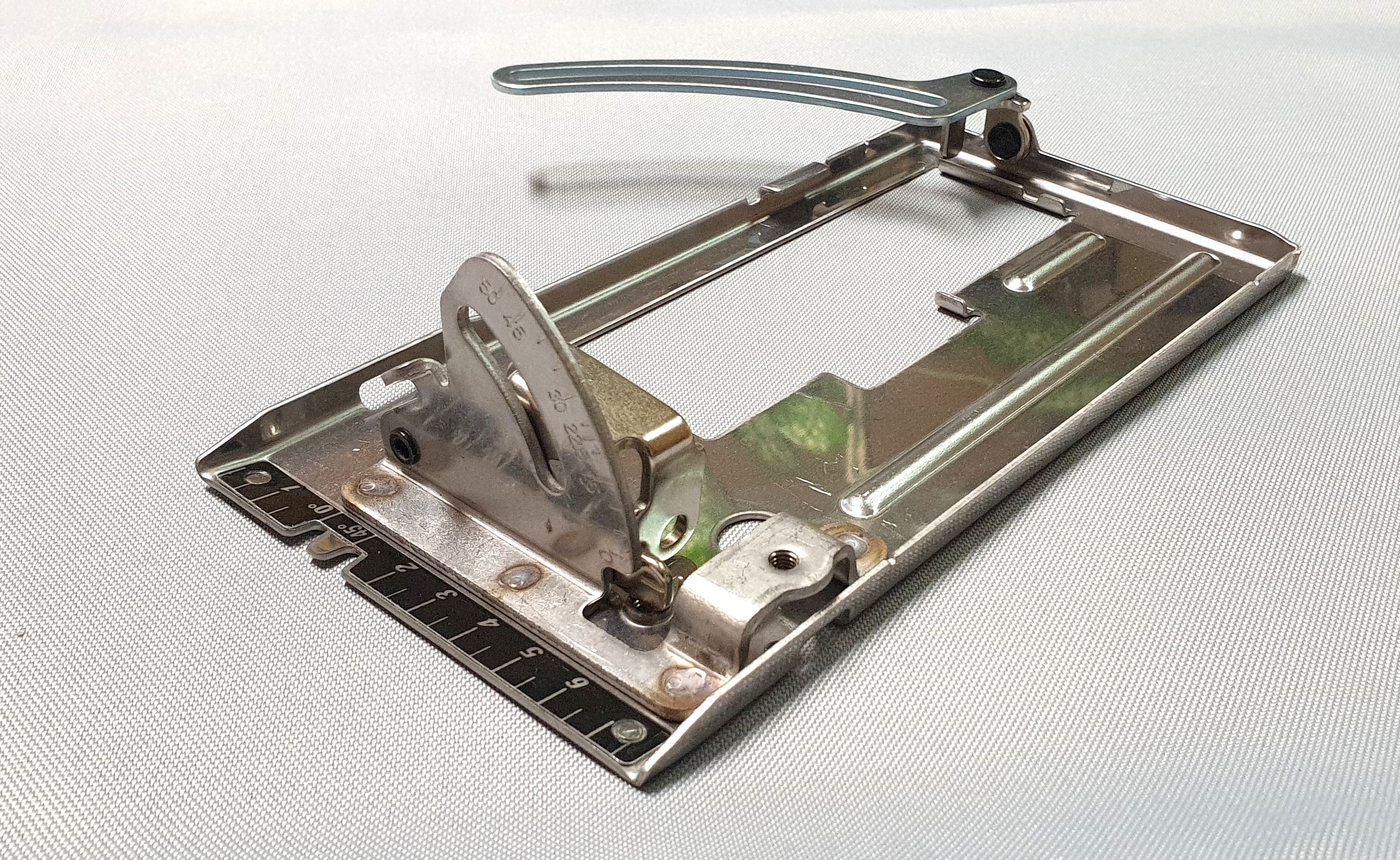 New Genuine Makita 158252-8 Base Complete SS501D DSS501