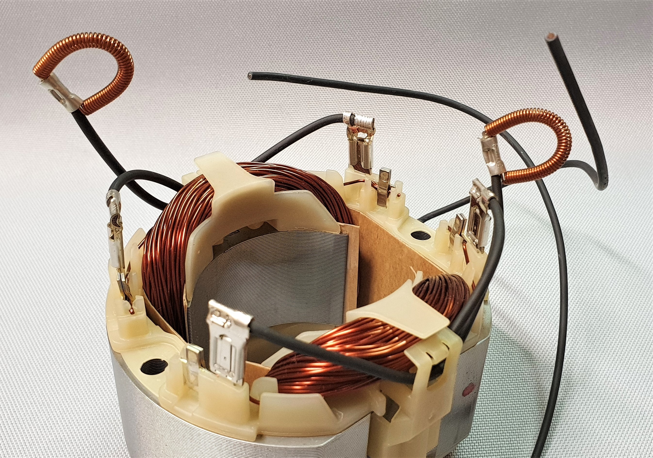 New Genuine Makita 596289-1 Field Ass'y 220-240V 5007MG 5008MG