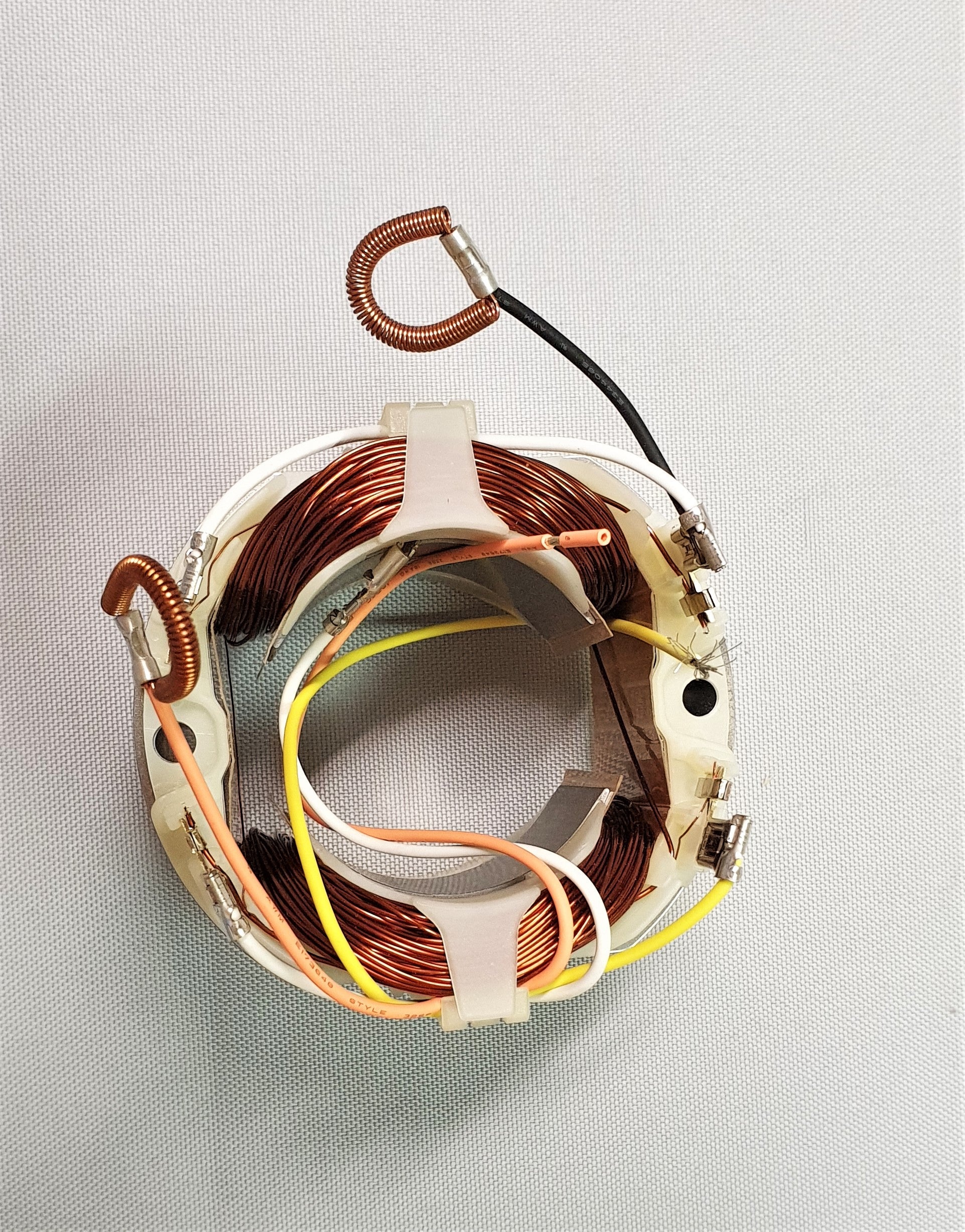 New Genuine Makita 636394-3 Field 240V UC3551A UC3051A UC4051A