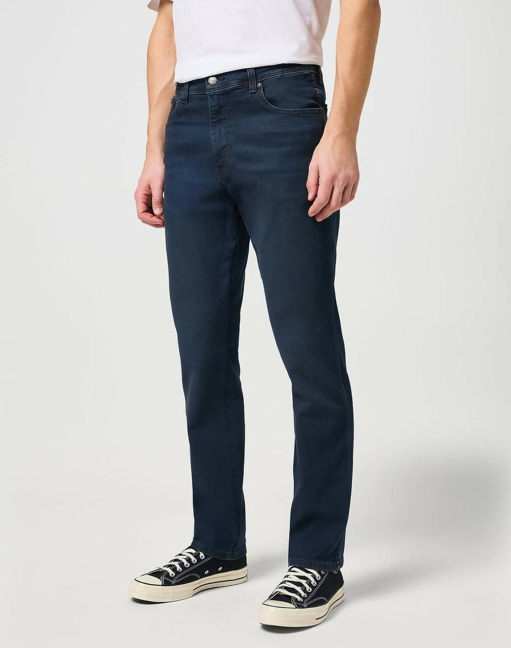 Wrangler Slim Medium Stretch dans un jean de rivière meurtrie